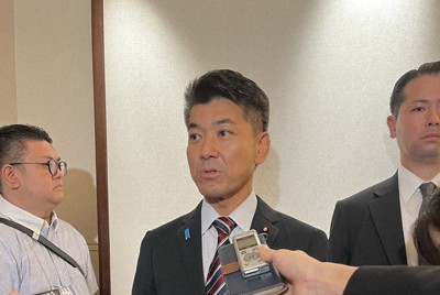 参院徳島・高知選挙区補選の告示を受け、記者団の取材に応じる立憲民主党の泉健太代表＝東京都新宿区の京王プラザホテルで2023年10月5日10時37分、安部志帆子撮影