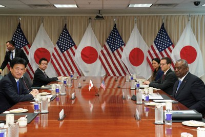 オースティン米国防長官（右端）と会談する木原稔防衛相（左端手前）＝米国防総省で2023年10月4日、ロイター