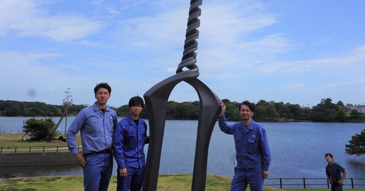 エヴァが刺した？ 全長7メートル「ロンギヌスの槍」 公園に現る | 毎日新聞