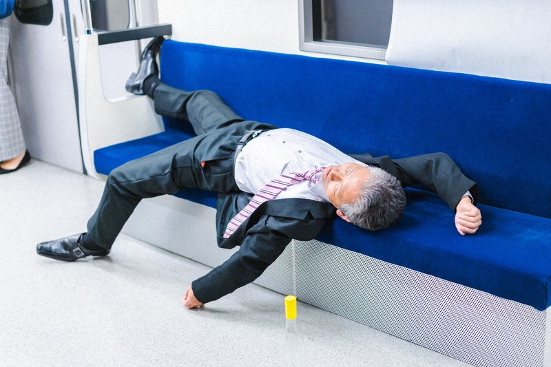 仕事熱心な男性ほど痴漢や盗撮、アルコールなどの依存症に陥る危険性があるという（写真はイメージ）＝ゲッティ