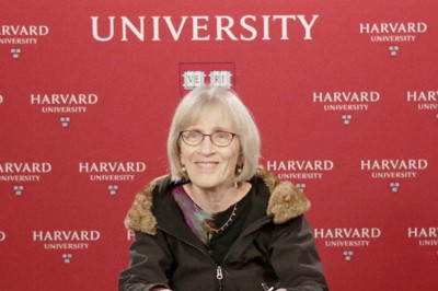 記者会見するクラウディア・ゴールディン氏＝米マサチューセッツ州のハーバード大学で2023年10月9日（ズーム会見のキャプチャ画像）