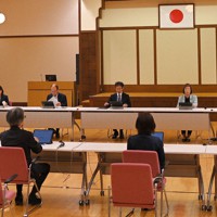 旧統一教会への調査に関わる宗教法人審議会。手前に審議会の委員、奥に文部科学省幹部らが並ぶ＝東京都千代田区の文化庁で2023年9月6日、前田梨里子撮影