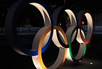 A monument showing the Olympic rings is seen in Tokyo's Shinjuku Ward on Jan. 18, 2021. (Mainichi)