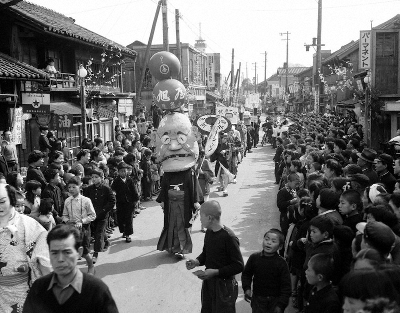 蔵出しPhotoアーカイブ：あの日の紙面 仮装 ちゃめっ気も 1952 奇