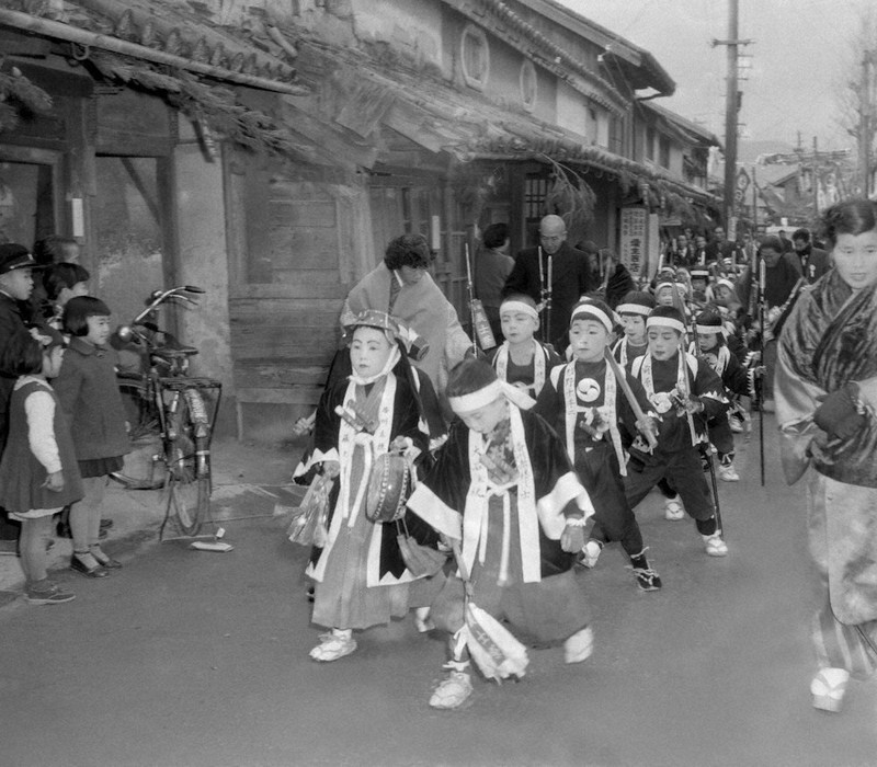 額装写真シリーズ 日本の祭 毎日新聞 蔵出しPhotoアーカイブ：あの日の紙面 仮装 ちゃめっ気も 1952 奇