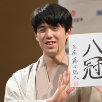 第71期王座戦第4局、記者会見で「八冠」の色紙を持つ藤井聡太名人＝京都市東山区で2023年10月11日午後10時44分、山崎一輝撮影