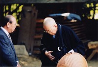 得度して托鉢に出た稲盛和夫氏＝京都府八幡市で1997年11月（京セラ提供）