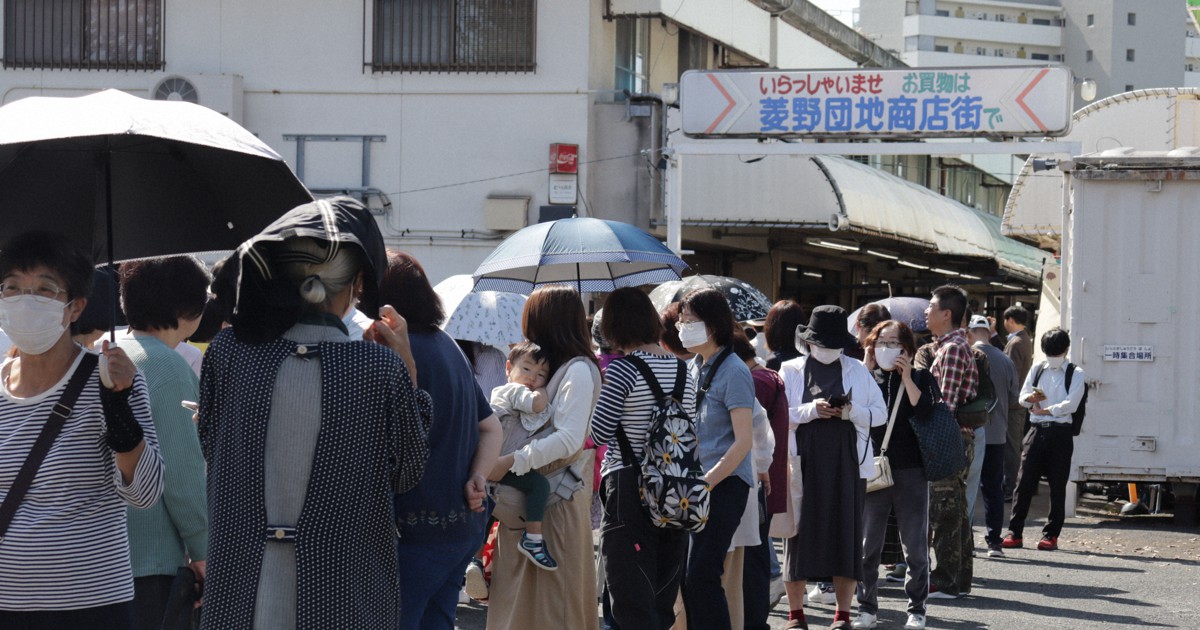 地元で「藤井聡太8冠フィーバー」 和牛8割引き、卵8円…セールに列