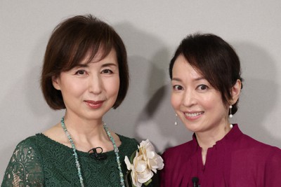 毎日新聞オンラインイベント「宝塚に愛を込めて」に出演した杜けあきさん（左）と鮎ゆうきさん＝東京都港区で2023年9月23日午後3時44分