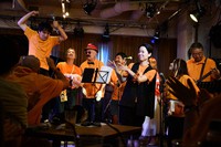 ライブ会場でアンコールに応えてウルフルズの「ええねん」を披露する3丁目バンドのメンバーら＝横浜市青葉区で2023年9月23日