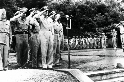 連合国軍総司令部（GHQ）最高司令官で米占領軍トップのマッカーサー元帥は、東京に進駐した後、米国大使館で開かれた国旗掲揚式で敬礼した＝1945年9月8日