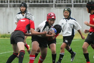 ラグビーを通じて交流する岩手県と東京都の小学生たち＝岩手県釜石市の釜石鵜住居復興スタジアムで2023年9月30日午後2時41分、早川健人撮影
