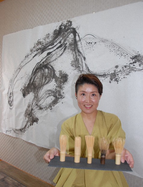 やまと人模様：書道家 茶筌MOJIアーティスト 今柄紫峯さん（45）＝生駒