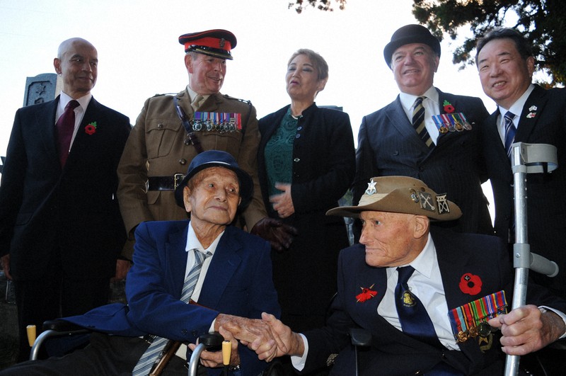 79年越しの握手 インパールで戦った日英兵士、山形・庄内で対面 | 毎日新聞