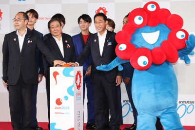 2025年大阪・関西万博公式キャラクターの「みゃくみゃく」（右）と同万博1000日前記念の東京スカイツリーイルミネーションの点灯式に臨む岸田文雄首相（前列左から3人目）ら関係者＝東京都墨田区で2022年7月18日午後7時47分、三浦研吾撮影