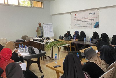 畜産支援事業の研修で、羊の飼料について説明する現地スタッフ＝パレスチナ自治区ガザ地区で2023年6月（NPO法人パルシック提供）