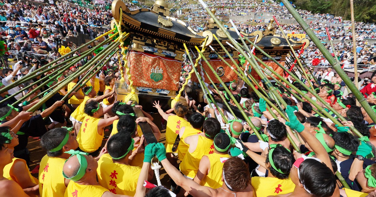 神輿3基を激しくぶつけ合う「みこし合わせ」 灘のけんか祭り [写真特集