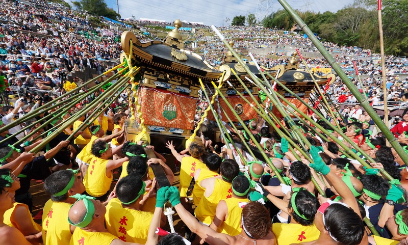 神輿3基を激しくぶつけ合う「みこし合わせ」 灘のけんか祭り [写真特集