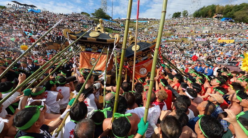 神輿3基を激しくぶつけ合う「みこし合わせ」 灘のけんか祭り [写真特集