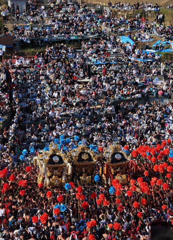 神輿3基を激しくぶつけ合う「みこし合わせ」 灘のけんか祭り [写真特集