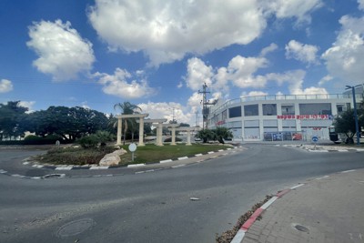 多くの住民が避難し、閑散としたイスラエル南部スデロトの街並み＝2023年10月15日午後2時12分、三木幸治撮影