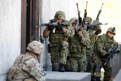 日米共同訓練に参加する米陸軍兵（左下）と陸上自衛隊員＝静岡県の東富士演習場で2017年9月18日、ロイター