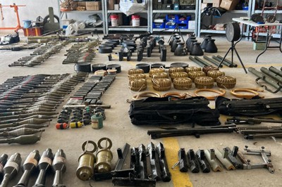 イスラエル軍が押収したハマス戦闘員の武器＝イスラエル軍提供