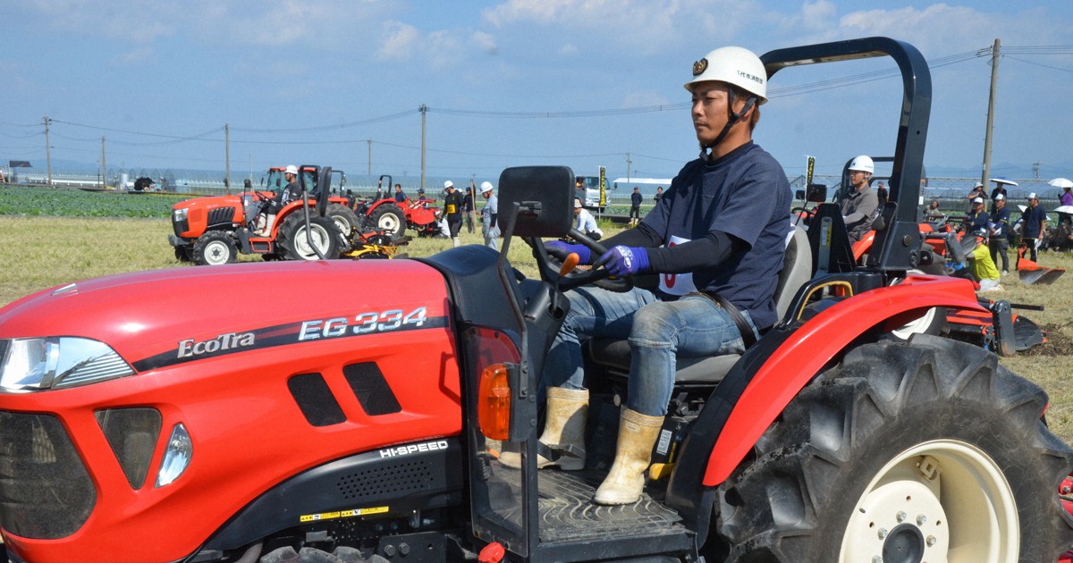 真っすぐ均等に… トラクター7台、稲刈り終えた田んぼを激走 熊本