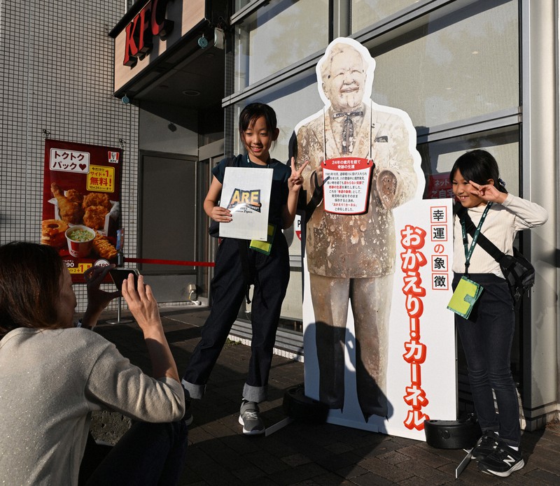道頓堀川から奇跡の生還を果たしたカーネル像のパネル登場 [写真特集1