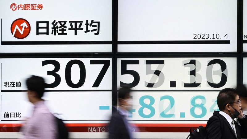 日経平均株価を表示するモニター＝東京都中央区で2023年10月4日、藤井達也撮影