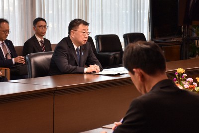 台湾有事を念頭に、避難住民の受け入れについて熊本県の蒲島知事に要請した松野官房長官（中央）＝熊本市中央区の熊本県庁で2023年10月17日午後4時3分、山口桂子撮影