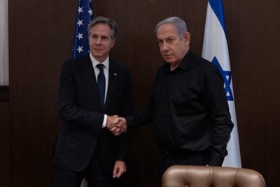 イスラエルを再訪してネタニヤフ首相（右）と握手するブリンケン米国務長官＝ブリンケン氏のX（ツイッター）より