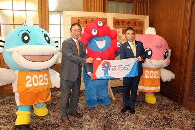 三日月大造・滋賀県知事（右）を表敬訪問した堺井啓公・日本国際博覧会協会担当局長とミャクミャク（中央）＝滋賀県庁知事室で、北出昭撮影