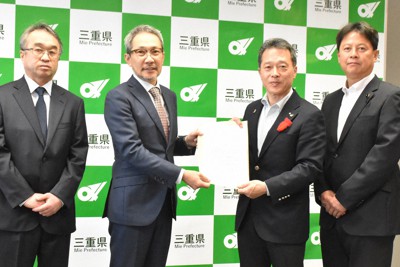 三重県の一見勝之知事に要望書を提出した萬古陶磁器工業協同組合の熊本哲弥理事長（左から2人目）＝県庁で2023年10月18日午前10時37分、寺原多恵子撮影
