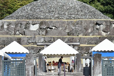 即位の礼や大嘗祭（だいじょうさい）を終えたことを報告する「親謁（しんえつ）の儀」で昭和天皇陵を参拝される天皇陛下＝東京都八王子市の武蔵陵墓地で2019年12月3日、滝川大貴撮影
