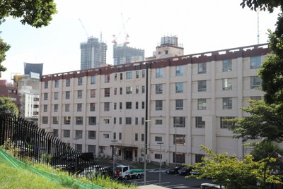 東京・六本木の米軍基地「赤坂プレスセンター」内にある保養宿泊施設「ハーディ・バラックス」。米軍関係者は格安で利用できる＝東京都港区で2023年‎8月23日午後3時ごろ、大場弘行撮影