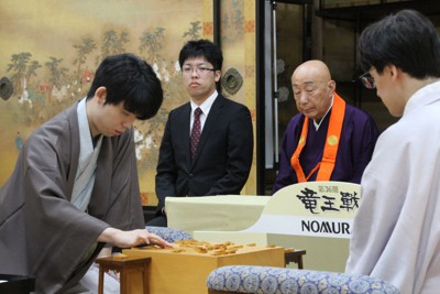 藤井聡太8冠、伊藤七段に勝ち、竜王をストレート防衛 | 毎日新聞