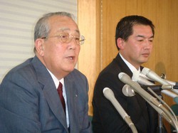 日本航空の会長として再建に尽力した稲盛和夫氏（左）＝日航本社で2010年3月17日、大場伸也撮影