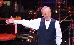 コンサートでステージに立つ谷村新司さん＝東京都渋谷区のBunkamuraオーチャードホールで2016年7月6日、小川昌宏撮影