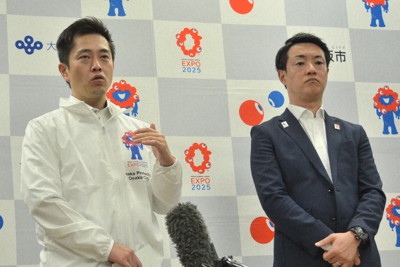 2025年大阪・関西万博の会場建設費の精査結果について日本国際博覧会協会から説明を受けた後、報道陣の取材に応じる吉村洋文大阪府知事（左）と横山英幸大阪市長＝大阪市役所で2023年10月20日午後5時49分、井上元宏撮影