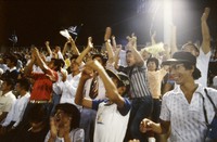 初のリーグ優勝を目前に熱く盛り上がるヤクルト・スワローズ側の応援席＝1978年9月、出版写真部撮影