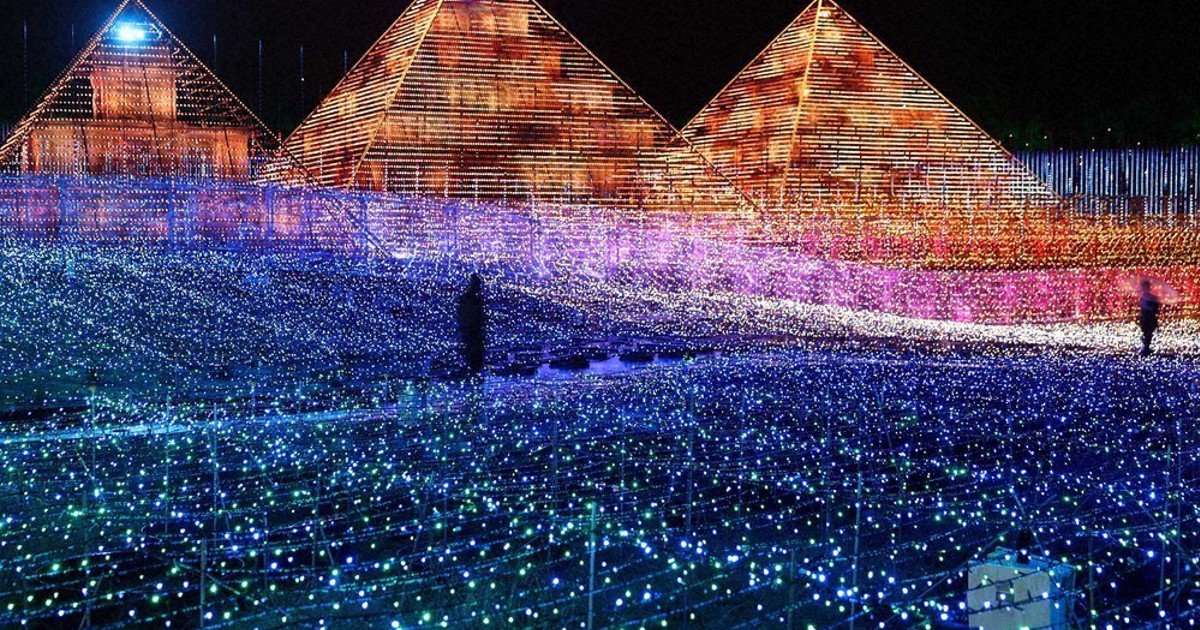 闇に浮かぶ黄金のピラミッド 三重・桑名のなばなの里 ／愛知 | 毎日新聞