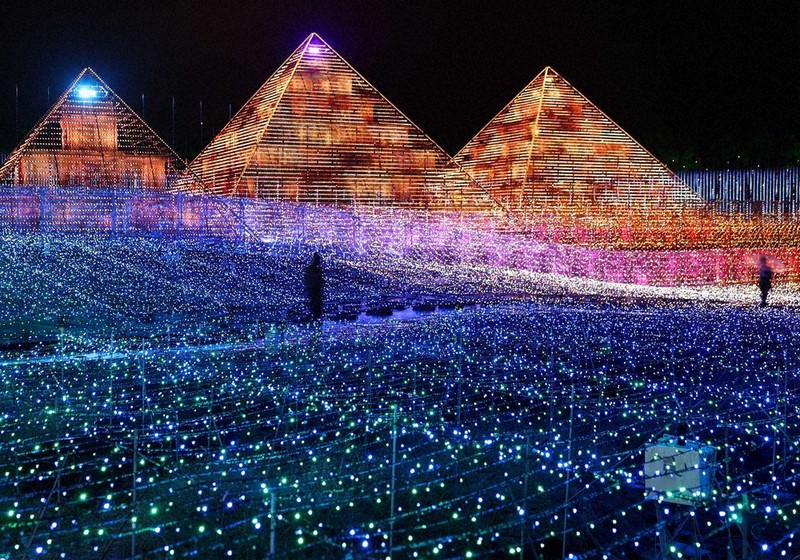 闇に浮かぶ黄金のピラミッド 三重・桑名のなばなの里 ／愛知 | 毎日新聞