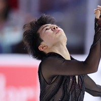 男子SPで演技する佐藤駿＝米アレンで2023年10月20日、猪飼健史撮影