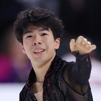 男子SPの演技を終えて会場に手を振る佐藤駿＝米アレンで2023年10月20日、猪飼健史撮影