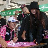 イ・ボミが引退サイン会で仰天 盟友がサプライズ登場 女子ゴルフ [写真