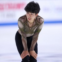 男子フリーの演技を終えて膝に手をつく佐藤駿＝米アレンで2023年10月21日、猪飼健史撮影