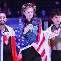 表彰式で記念撮影に応じる（左から）2位のケビン・エイモズ、1位のイリア・マリニン、3位の佐藤駿＝米アレンで2023年10月21日、猪飼健史撮影