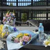 事件から7年。津久井やまゆり園の「鎮魂のモニュメント」には、朝から多くの花が手向けられた＝相模原市緑区で2023年7月26日午前9時8分、柿崎誠撮影