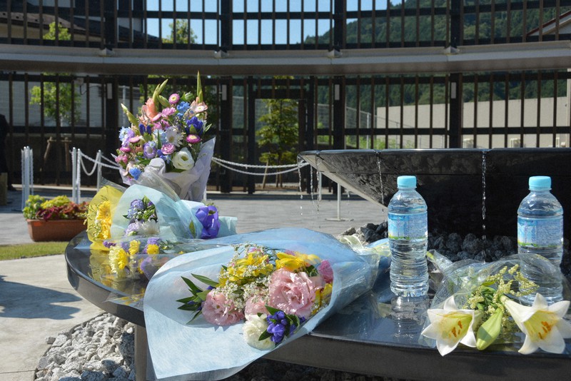事件から7年。津久井やまゆり園の「鎮魂のモニュメント」には、朝から多くの花が手向けられた＝相模原市緑区で2023年7月26日午前9時8分、柿崎誠撮影
